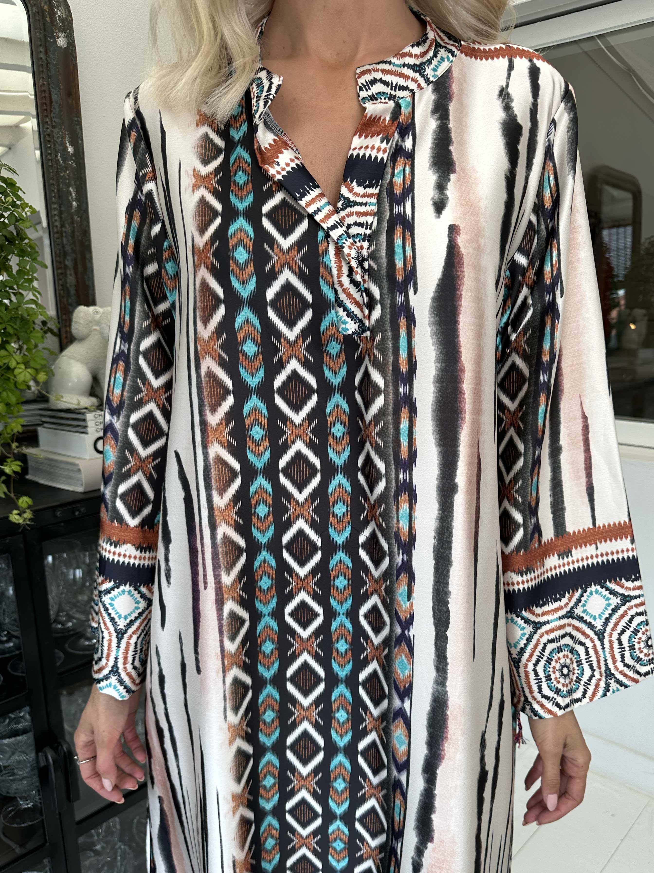 Hyben - Langærmet kjole i silkelook